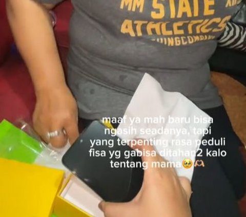 Viral Momen Anak Belikan HP Baru untuk Ibunya, Ekspresi Tangis Bahagia Bikin Haru