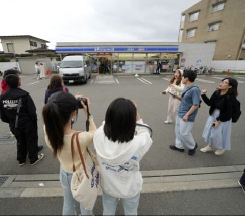 This Japanese Town Will Block Mount Fuji Views Because Of Annoying 