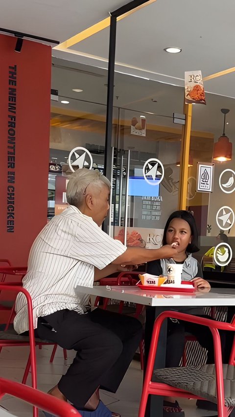 The moment when a father can only watch his daughter eat is touching, the story behind it makes netizens even more moved.