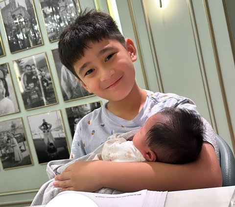 10 Portraits of Rafathar Willing to Carry Baby Lilly Even Though He's Doing Homework