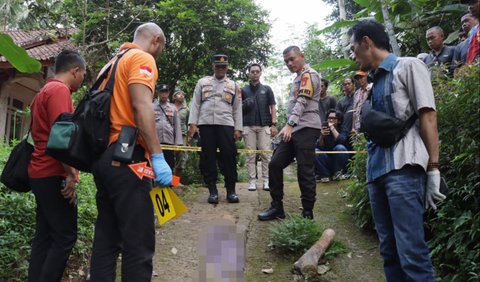 Sampai kemudian saksi mendengar jeritan warga lain yang menyaksikan aksi TR menenteng sejumlah bagian tubuh korban.<br>