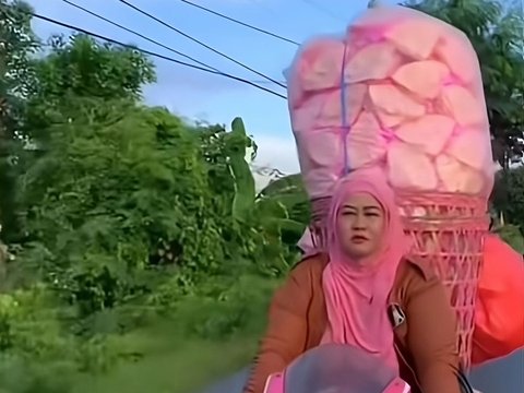 Portrait of a Brave Mother Selling Kerupuk Using a Hello Kitty Sport Motorcycle