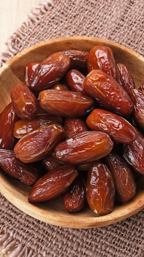 Patients with diabetes should not consume too many dates, as it can cause a drastic increase in blood sugar levels.