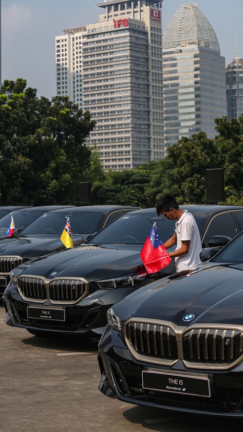 FOTO: BMW Serahkan 51 Mobil Listrik Mewah untuk Delegasi KTT WWF Bali