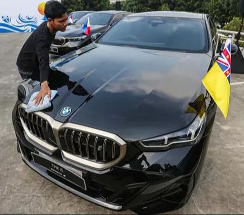 FOTO: BMW Serahkan 51 Mobil Listrik Mewah untuk Delegasi KTT WWF Bali