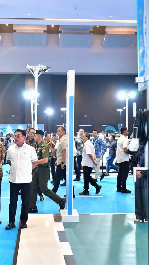 Jokowi Senang Lihat Kendaraan Listrik Menjamur, Pastikan Pabrik Baterai Mobil Listrik Beroperasi Bulan Depan