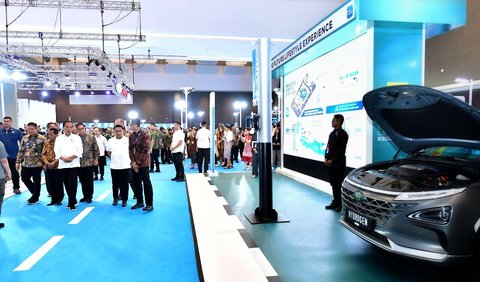 Jokowi menyebut saat ini produksi sepeda motor listrik baru mencapai sekitar 100 ribu motor dari kapasitas yang ada sekitar 1,6 juta motor per tahun.
