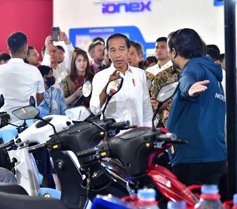 Jokowi Senang Lihat Kendaraan Listrik Menjamur, Pastikan Pabrik Baterai Mobil Listrik Beroperasi Bulan Depan