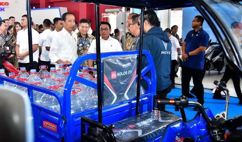 Jokowi menekankan pentingnya menjaga pembangunan ekosistem kendaraan listrik.<br>