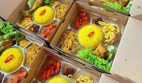 Warna kuning yang mencolok dan aroma harumnya yang menjadi daya tarik utama, membuat nasi kuning menjadi lebih dari sekadar hidangan biasa.