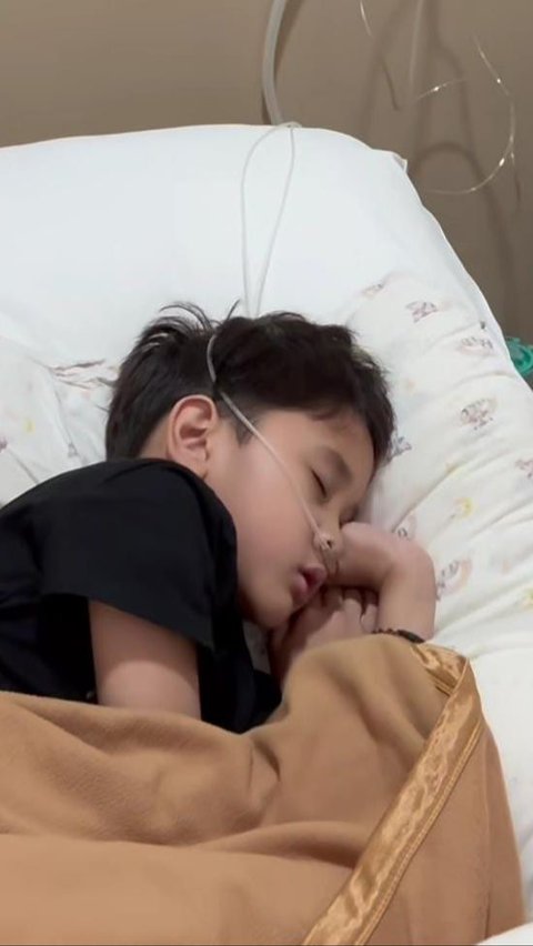 Potret Kaba Anak Zaskia Adya Mecca Kembali Dilarikan ke Rumah Sakit Karena Pneumonia, Nyaris Masuk NICU