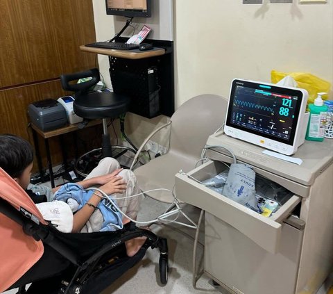 Potret Kaba Anak Zaskia Adya Mecca Kembali Dilarikan ke Rumah Sakit Karena Pneumonia, Nyaris Masuk NICU