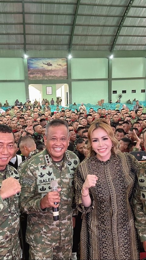 Potret Akrab Momo Geisha Bersama Jenderal Bintang 3 TNI, Penampilannya Mencuri Perhatian