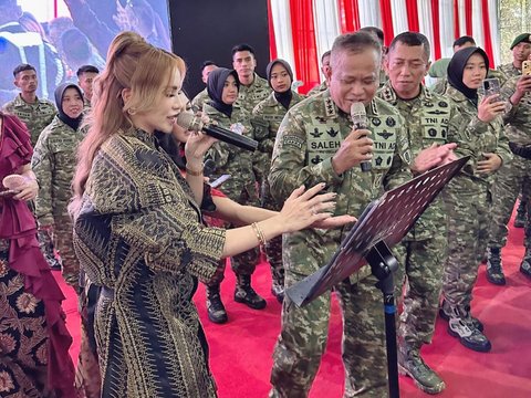 Potret Akrab Momo Geisha Bersama Jenderal Bintang 3 TNI, Penampilannya Mencuri Perhatian