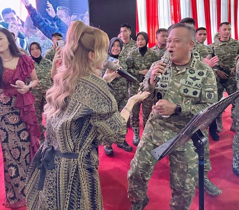 Potret Akrab Momo Geisha Bersama Jenderal Bintang 3 TNI, Penampilannya Mencuri Perhatian