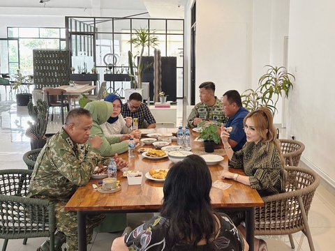 Potret Akrab Momo Geisha Bersama Jenderal Bintang 3 TNI, Penampilannya Mencuri Perhatian