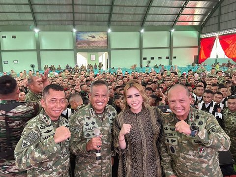 Potret Akrab Momo Geisha Bersama Jenderal Bintang 3 TNI, Penampilannya Mencuri Perhatian