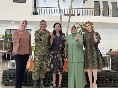 Potret Akrab Momo Geisha Bersama Jenderal Bintang 3 TNI, Penampilannya Mencuri Perhatian