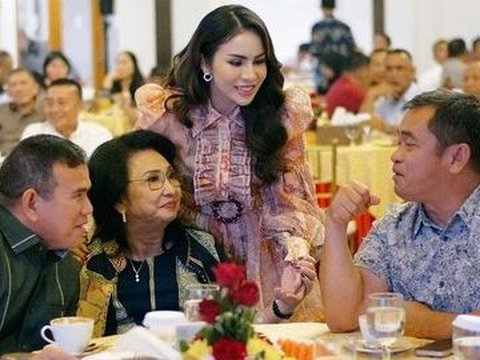 Potret Akrab Momo Geisha Bersama Jenderal Bintang 3 TNI, Penampilannya Mencuri Perhatian