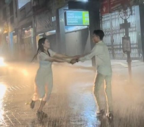 Sewa Mobil Damkar hingga Basah-basahan Jam 3 Subuh, Aksi Pasangan Lakukan Foto Prewed Ini Curi Perhatian