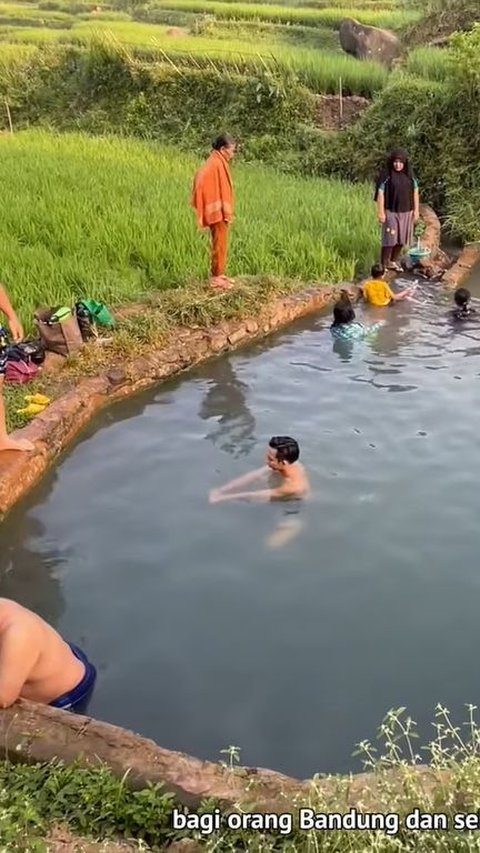 Definisi Healing Paket Komplet, Kolam Air Panas di Bandung Barat Ini Ada di Tengah Sawah Terasering Cantik