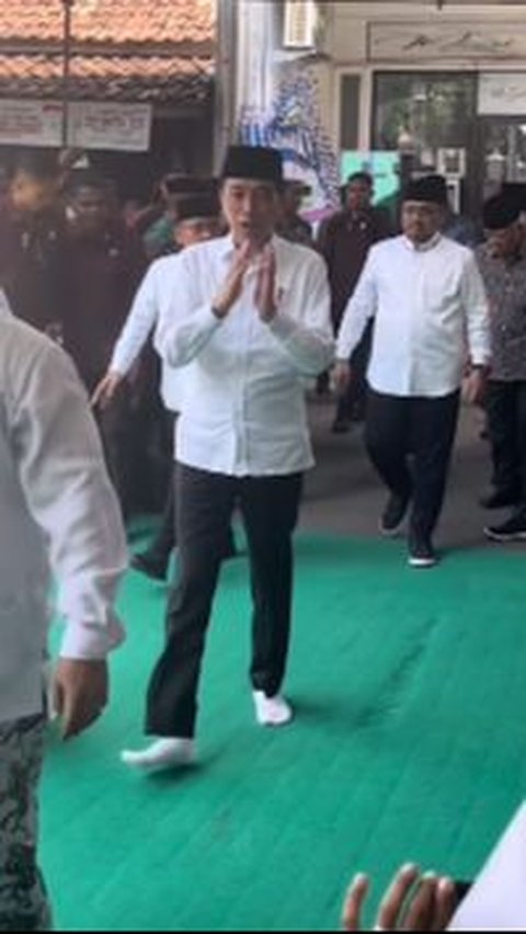 Jokowi Buka Sepatu saat Takziah ke Rumah Habib Luthfi, Adab Dua Menteri Justru jadi Sorotan<br>