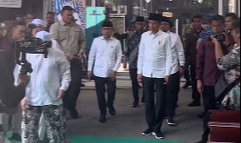 Jokowi Buka Sepatu saat Takziah ke Rumah Habib Luthfi, Adab Dua Menteri Justru jadi Sorotan