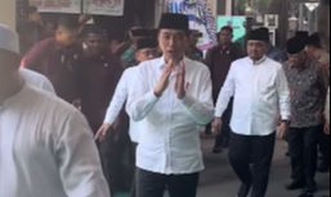 Jokowi Buka Sepatu saat Takziah ke Rumah Habib Luthfi, Adab Dua Menteri Justru jadi Sorotan