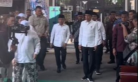 Jokowi Buka Sepatu saat Takziah ke Rumah Habib Luthfi, Adab Dua Menteri Justru jadi Sorotan