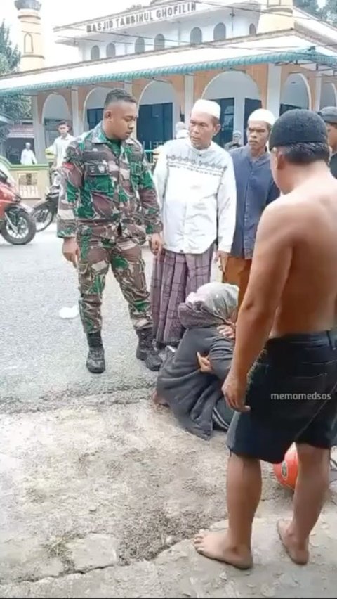Pria Berseragam TNI Tendang Kepala Warga<br>