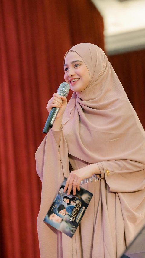 This is a portrait of Syifa Hadju when she became the host of the Sharing Time event with Ustaz Hanan Attaki.