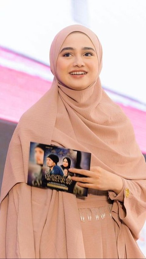 This time, Syifa appears in a brown milo-colored caftan and matching pashmina.