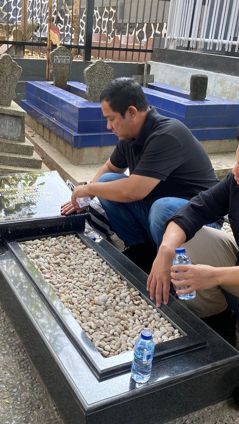 Sebelum Daftar Cagub Jateng Di PDIP, Hendi Nyekar Ke Makam Kedua Orang Tua