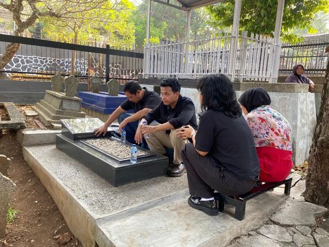 Sebelum Daftar Cagub Jateng Di PDIP, Hendi Nyekar Ke Makam Kedua Orang Tua