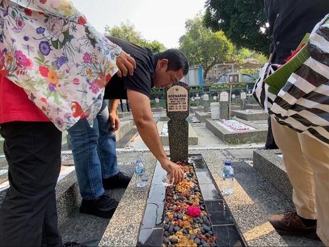 Sebelum Daftar Cagub Jateng Di PDIP, Hendi Nyekar Ke Makam Kedua Orang Tua