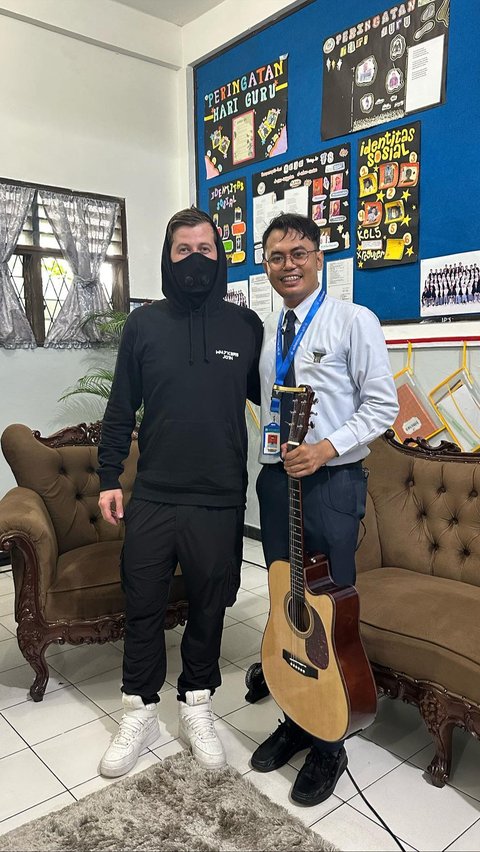 Immediately Met Alan Walker, 8 Portraits of Tri Adinata, a Music Teacher in Medan who went Viral, Automatically Invited to a Concert Together.