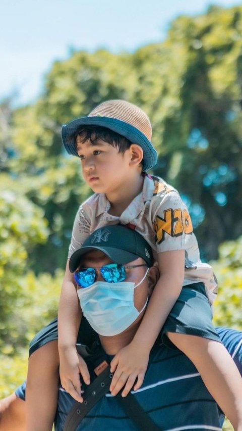 Recently, Rafathar went to school accompanied by Elias.