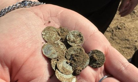 Lagi Jalan-Jalan di Kebun, Ibu Malah Temukan 2.150 Koin Perak Berusia 900 Tahun