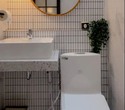 Meski terletak di sebuah gang sempit, Rika berhasil membangun rumahnya dengan super estetik dan nyaman.