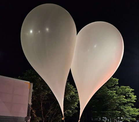 Foto selebaran yang dirilis Kementerian Pertahanan Korea Selatan pada 29 Mei 2024 menunjukkan balon yang diyakini sebagai bahan propaganda Korea Utara di sebuah jalan di Provinsi Chungnam, Korea Selatan. Lebih dari 260 balon propaganda dikirimkan Korea Utara (Korut) untuk menyerang wilayah perbatasan Korea Selatan. Handout/South Korean Defence Ministry/AFP<br>