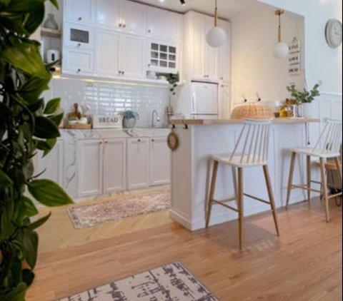 Meski terletak di sebuah gang sempit, Rika berhasil membangun rumahnya dengan super estetik dan nyaman.