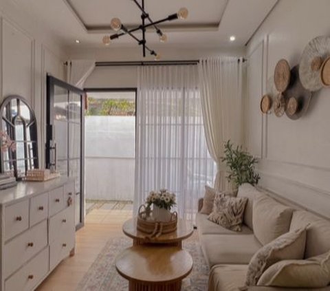 Meski terletak di sebuah gang sempit, Rika berhasil membangun rumahnya dengan super estetik dan nyaman.