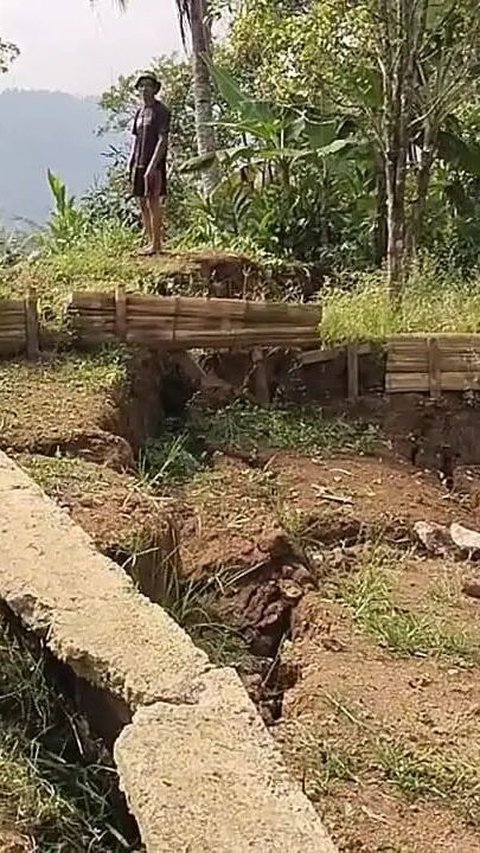 Melihat Desa Sukamulya di Garut yang Alami Pergerakan Tanah Sejak Maret, Retakan Memanjang dengan Kedalaman 12 Meter