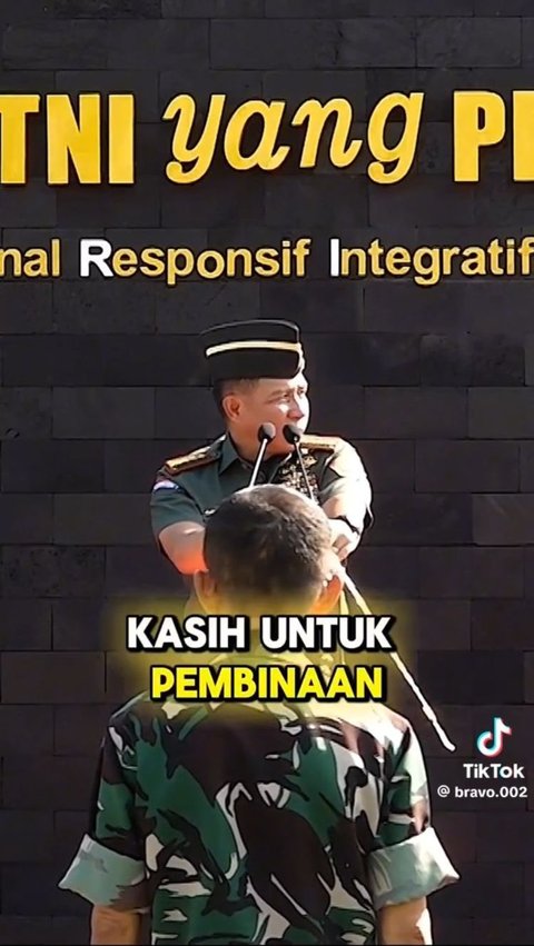 Setelah menanyai satu persatu, Jenderal Agus Subiyanto pun memberi uang pembinaan sebagai apresiasi anak prajurit yang berprestasi.