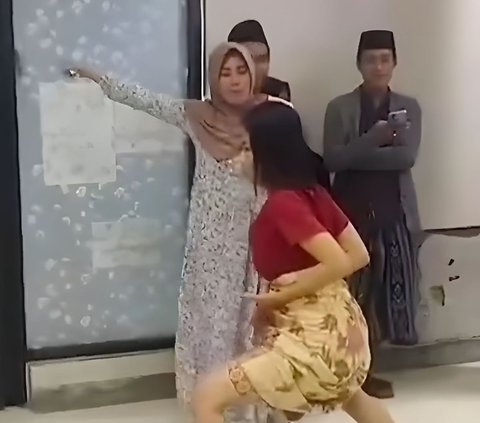 Sensation! Beautiful Patient at Madura Health Center Suddenly Performs Silat Martial Arts Moves During Treatment, Suspected Possessed
