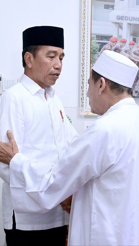 Presiden Jokowi Takziah ke Kediaman Habib Luthfi, Ikut Salat Jenazah