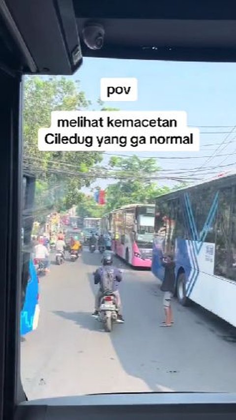 Hampir sepanjang jalan di Ciledug, terdapat bus yang memenuhi jalannya, menyebabkan kemacetan yang tidak biasa