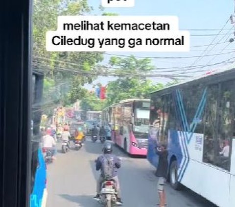 Macetnya Ngga Ngotak, Di sepanjang jalan Ciledug, hampir semua kendaraan yang ada adalah bus.