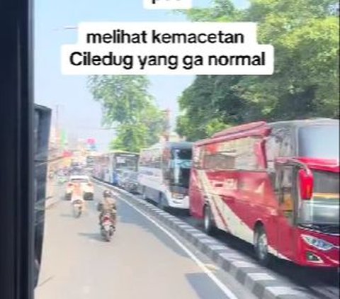 Macetnya Ngga Ngotak, Di sepanjang jalan Ciledug, hampir semua kendaraan yang ada adalah bus.