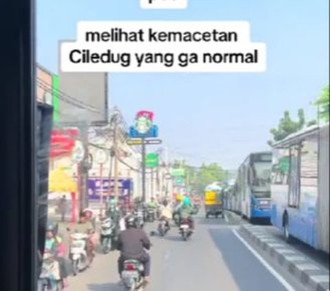 Macetnya Ngga Ngotak, Di sepanjang jalan Ciledug, hampir semua kendaraan yang ada adalah bus.